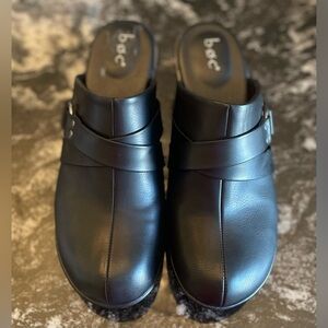 boc Black Slip-On Clogs with Cross Strap